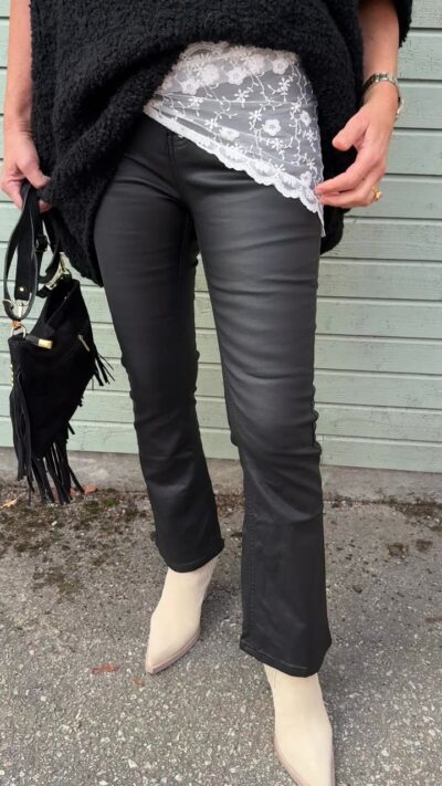 Noomie Coated Jeans Svarta – video