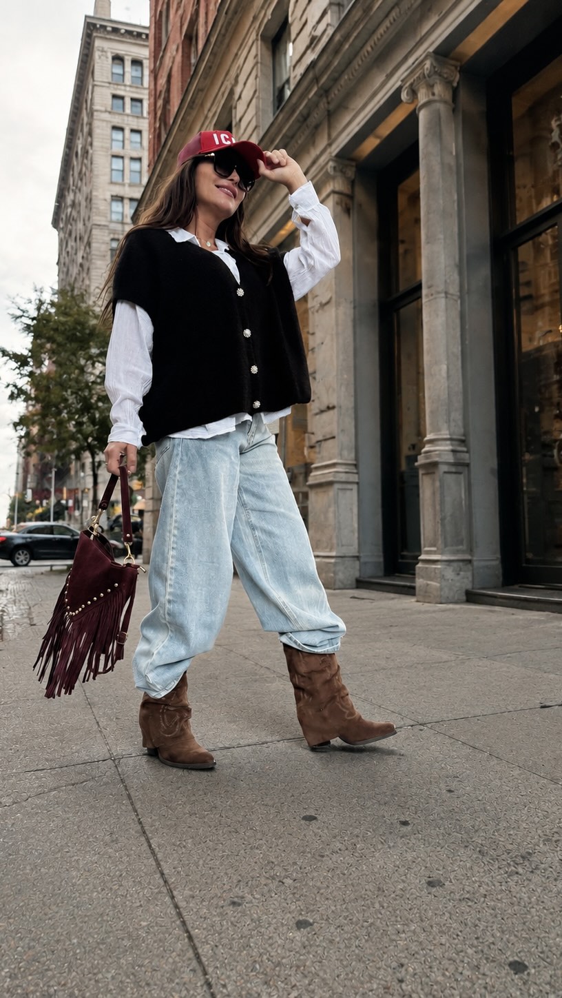 Beata – den stickade västen som sätter stilen  Matcha med en blus, dina favoritjeans och boots för en härlig m
